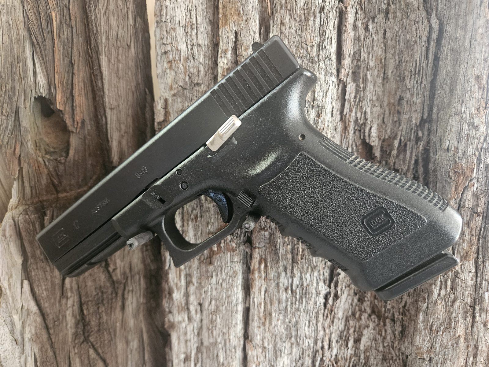 Photo 2 of Glock 17